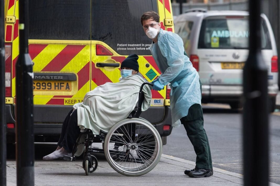 Paramedic transports a patient from the ambulance to the emergency department at the the Royal London Hospital, on 15 January, 2021 in London, (Photo by WIktor Szymanowicz/NurPhoto)