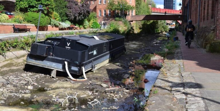 Manchester, UK, 29th August, 2025. The Rochdale canal is drained and unnavigable in central Manchester, UK, owing to drought, lock damage, and vandals draining water out.